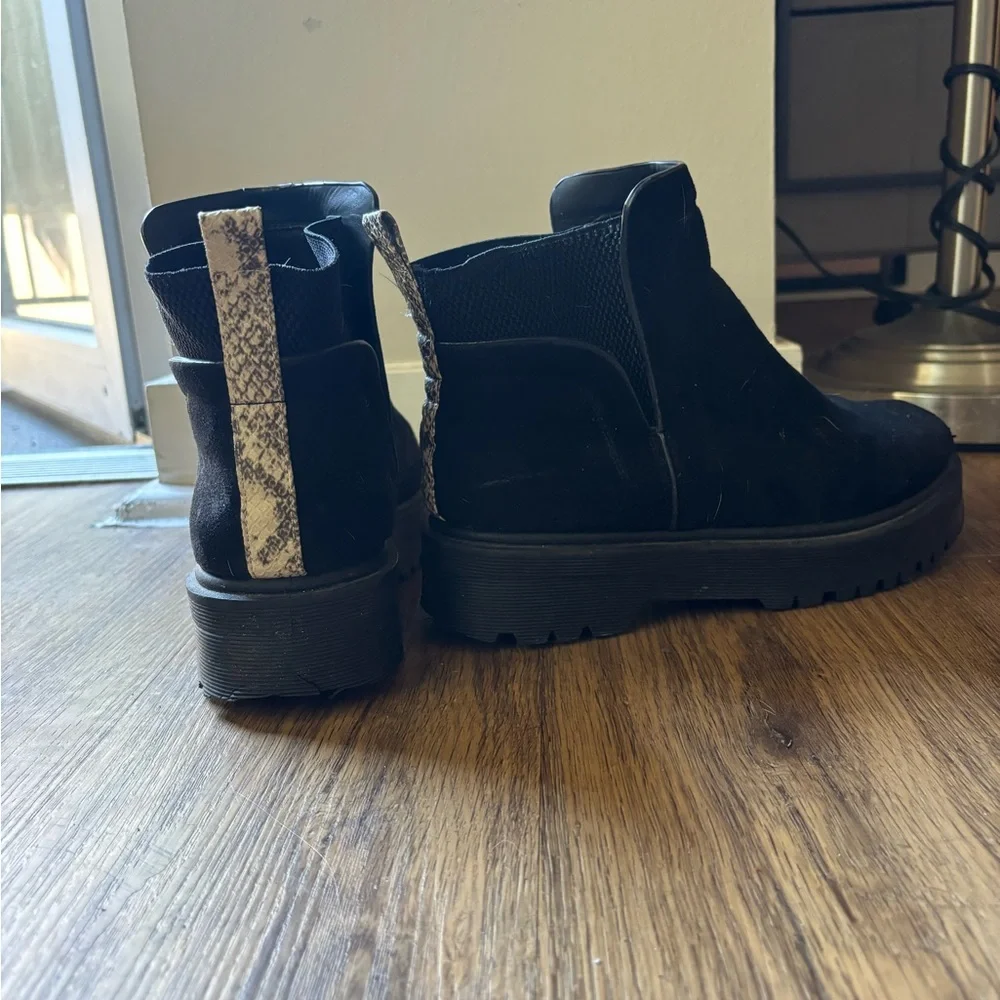 Super Cute Qupid Black Suede Ankle Boots w White Snakeskin Stripe-Size 8 - Picture 14 of 15